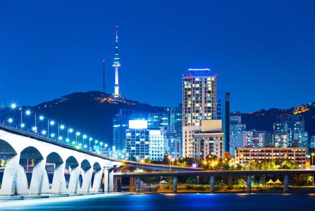 han river and bridge in seoul